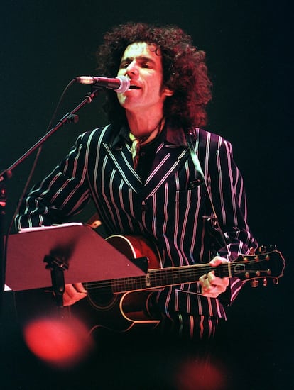 Calamaro, el 9 de abril de 1999 en Santiago de Compostela, ejerciendo de telonero de Bob Dylan. 