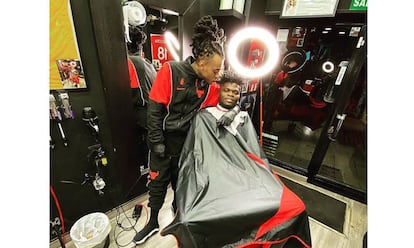 Wizarchy, en su peluquería de La Latina, con Thomas Partey, jugador del Atlético de Madrid.