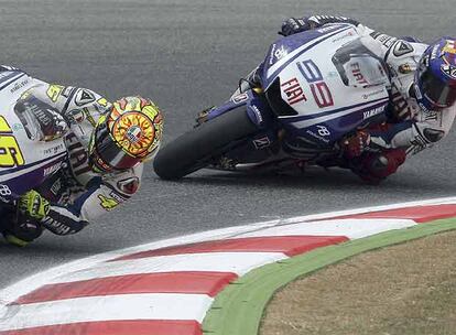 Jorge Lorenzo protagoniza una gran carrera con su compañero de equipo Valentino Rossi, con el que se intercambia el primer puesto durante la carrera, para al final quedar en un digno segundo puesto.