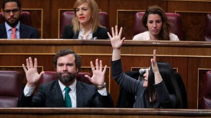 Iván Esponosa de los Monteros y Macarena Olona, durante la sesión de investidura de Pedro Sánchez.