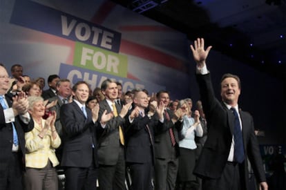David Cameron responde a la ovación tras pronunciar el discurso de clausura en el congreso de los conservadores británicos en Brighton.