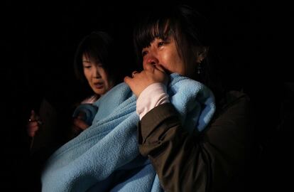 Un familiar llora mientras espera conocer noticias de su familiar que sigue desaparecido tras el accidente del ferry en Jindo (Corea del Sur).