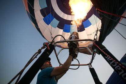 Imatge del mecanisme que escalfa l'aire dels globus aerostàtics.