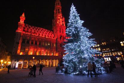 La luz y el color forman parte destacada de <a href="http://www.plaisirsdhiver.be/" target="_blank">los Plaisirs d'Hiver o Placeres de Invierno de Bruselas</a>, durante los que la Grand Place se transforma en un tradicional mercado navideño con una pista de patinaje, actividades callejeras, muchísimas tiendas, un gran árbol de Navidad, el tradicional nacimiento y una noria iluminada. Los edificios, profusamente alumbrados, sirven de brillante telón de fondo a coros, <i>perfomances</i> de artistas y disfrute de gofres y dulces <i>cuberdon</i> (bombones en forma de cono con sabor a frambuesa). El festival se celebra del 29 de noviembre al 5 de enero, y convierte el corazón de la capital belga en una postal de Navidad.