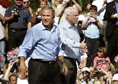 Bush hace campaña junto al senador republicano John McCain ayer en Allentown (Pensilvania).