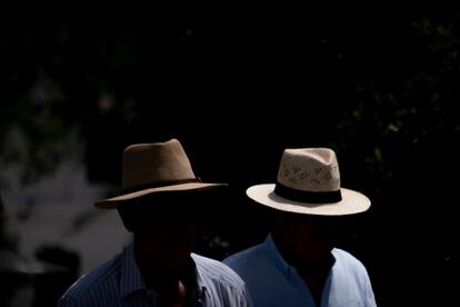 Dos hombres protegidos del sol con sombreros, el jueves en Sevilla.
