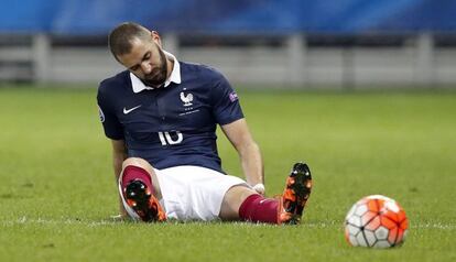 Benzema tras la lesi&oacute;n sufrida en el Francia-Armenia. 