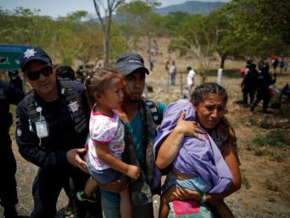 López Obrador justifica la necesidad de  ordenar  la movilidad de los migrantes  “No queremos que tengan libre paso, por cuestiones de seguridad”