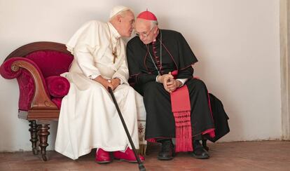 Anthony Hopkins como Benedicto XVI y Jonathan Pryce como el papa Francisco en 'The Two Popes'.