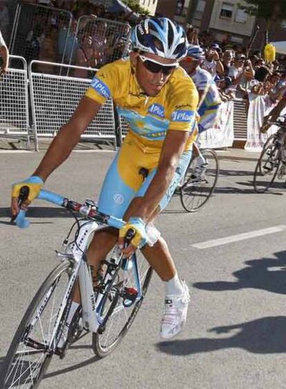 Contador pasa la línea de meta tras la caída sufrida en la etapa de hoy