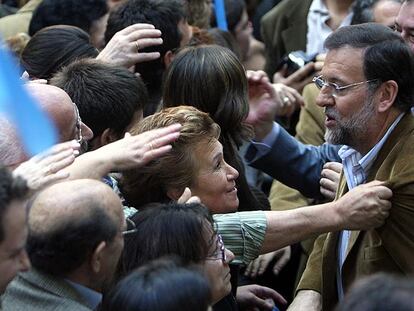 Varios simpatizantes intentan tocar a Mariano Rajoy en el mitin del Partido Popular en Zaragoza.