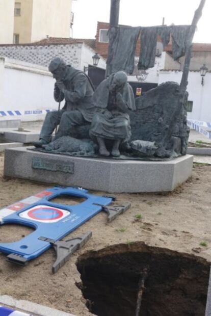 El hundimiento se produjo junto a una escultura de bronce y granito.