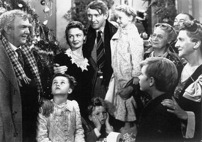 ¡Que bello es vivir! (Frank Capra, 1946). Si hay un titulo que resume esta fraternidad cinematográfica entre el celuloide y la Navidad sin duda es esta historia cocinada con todos los buenos sentimientos y deseos de felicidad que reune esta época y que por culpa de la televisión a más de uno se le acaba atragantando el pollo navideño despues de comprobar que ha sido programada por vigésima vez en alguno de los canales televisivos.