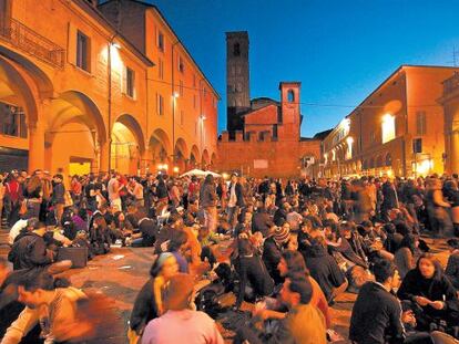 Estudiantes en la plaza de Santo Stefano en Bolonia, una de las ciudades que más Erasmus atraen.