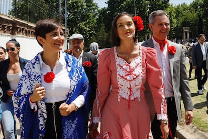 Desde la izquierda, la portavoz del Gobierno, Isabel Rodríguez, junto a la candidata del PSOE a la alcaldía de Madrid, Reyes Maroto, y el ministro de Sanidad, José Manuel Miñones, este lunes en la pradera de San Isidro.