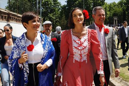 Desde la izquierda, la portavoz del Gobierno, Isabel Rodríguez, junto a la candidata del PSOE a la alcaldía de Madrid, Reyes Maroto, y el ministro de Sanidad, José Manuel Miñones, este lunes en la pradera de San Isidro.