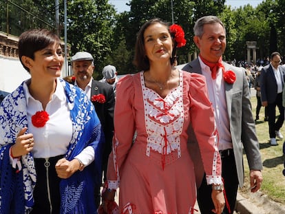 Desde la izquierda, la portavoz del Gobierno, Isabel Rodríguez, junto a la candidata del PSOE a la alcaldía de Madrid, Reyes Maroto, y el ministro de Sanidad, José Manuel Miñones, este lunes en la pradera de San Isidro.