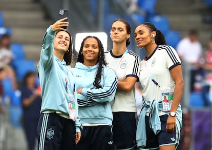 Jana Fernández, Vicky López, Maite Zubieta y Salma Paralluelo, jugadoras de la selección española, se hacen un selfi en el estadio St. Jakob-Park de Basilea.