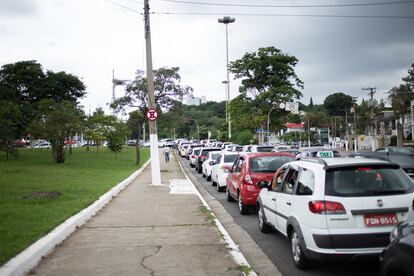 Fila de carros para a vacinação no drive-thru do  Pacaembu neste sábado.