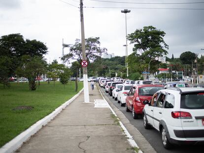 Fila de carros para a vacinação no drive-thru do  Pacaembu neste sábado.