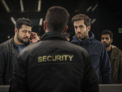 Los actores Pendar Akbari y Ashkan Delavari, en una escena de 'Gando'.