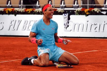 Rafa Nadal celebrando la victoria contra Novak Djokovic en el estadio de Roland Garros de París en 2019. 