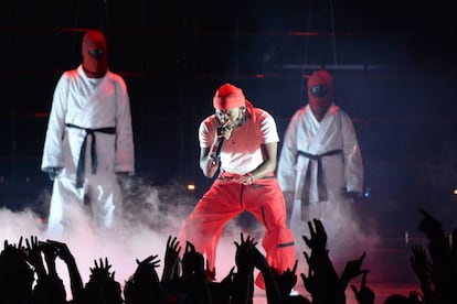 Kendrick Lamar gana el premio a Vídeo del Año, Mejor Vídeo de Hip Hop, Mejor Fotografía, Mejor Dirección, Mejor Dirección de Arte y Mejor Efectos Especiales con su canción 'Humble'.