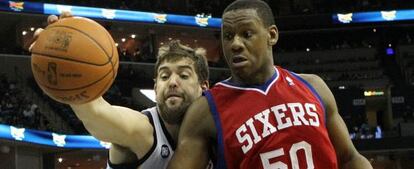 Marc Gasol intenta robar el bal&oacute;n a Lavoy Allen.