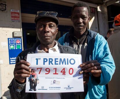 Un joven inmigrante en paro sorprendido con él número de décimo del primer premio de la Lotería de Navidad.