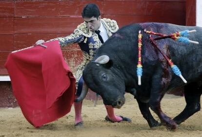 Javier Casta&ntilde;o, al inicio de la faena a su primer toro.