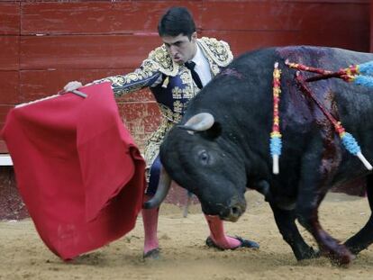 Javier Casta&ntilde;o, al inicio de la faena a su primer toro.