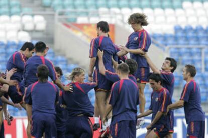 Etxeberria y Puyol son alzados por Fernando Torres César y ante las miradas de Joaquín y Vicente, durante el entrenamiento.