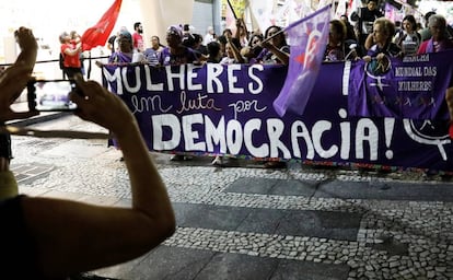 Un grupo de mujeres se manifiesta contra Bolsonaro este miércoles. 