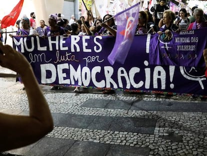 Grupo de mulheres se manifesta contra Bolsonaro.