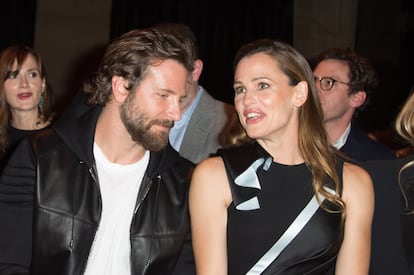 Bradley Cooper y Jennifer Garner en el desfile de Versace en París en julio de 2016.