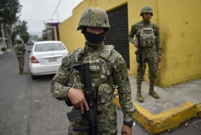 Miembros de la Marina resguardan el área del enfrentamiento en Tláhuac.