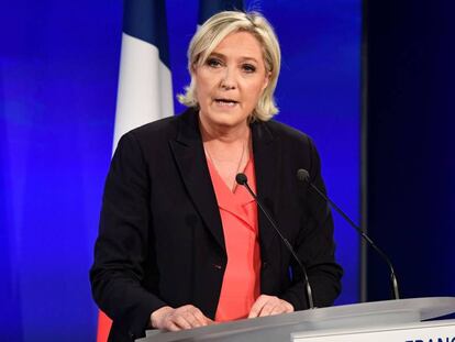 Marine Le Pen discursa neste domingo, após sua derrota.