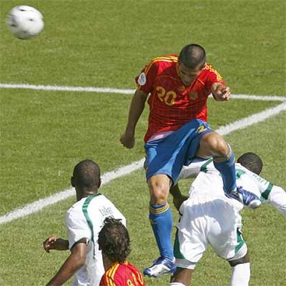 Juanito cabecea el gol de España frente a Arabia Saudí.