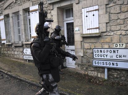 Miembros de las fuerzas especiales realizan bsquedas puerta a puerta en Corcy, el norte de Francia.