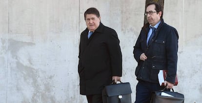 El expresidente de Bankia José Luis Olivas (a la izquierda) a su llegada a la sede de la Audiencia Nacional de San Fernando de Henares.