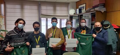 El Teniente Coronel Manuel Izquierdo (derecha) junto al equipo 'Heappies'. Desde la izquierda, Sergio Pérez, Javier Yuste, Isaac Lozano, Raúl Martín y Jakub Jan.