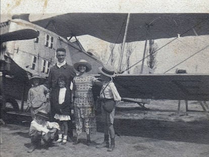 El pilot Louis Delrieu i Josefina Chesa, amb els nens Mercader: Pablo (assegut), Ramón, Montserrat i Georges (1923). L’aviador descentrà emocionalment la mare de Ramón.