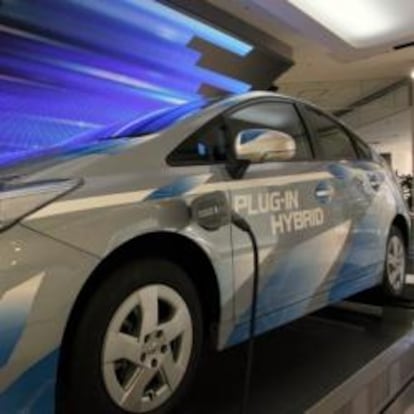 Un prius híbrido exhibido en Toyota City, donde la automotriz japonesa tiene su sede