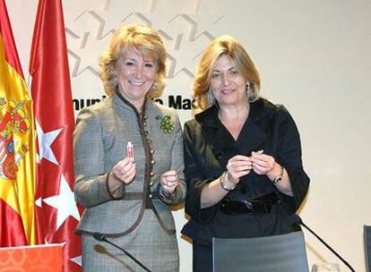 Esperanza Aguirre y Engracia Hidalgo posan en la presentación de los Presupuestos.