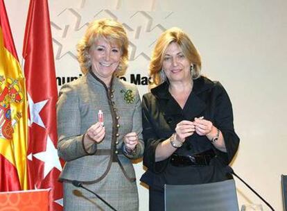 Esperanza Aguirre y Engracia Hidalgo posan en la presentacin de los Presupuestos.