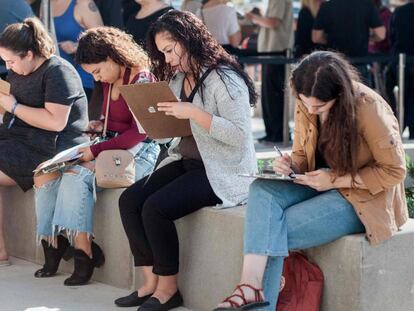 Un grupo de mujeres se registran para votar en San Diego (California).