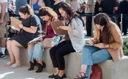 Un grupo de mujeres se registran para votar en San Diego (California).