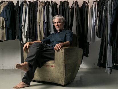 El diseñador de moda Josep Abril en su taller del barrio de Gràcia, en Barcelona.