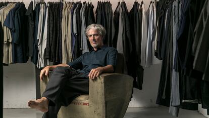 El diseñador de moda Josep Abril en su taller del barrio de Gràcia, en Barcelona.