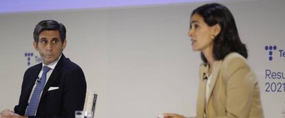 José María Álvarez-Pallete, presidente de Telefónica, y Laura Abasolo, responsable de Finanzas.